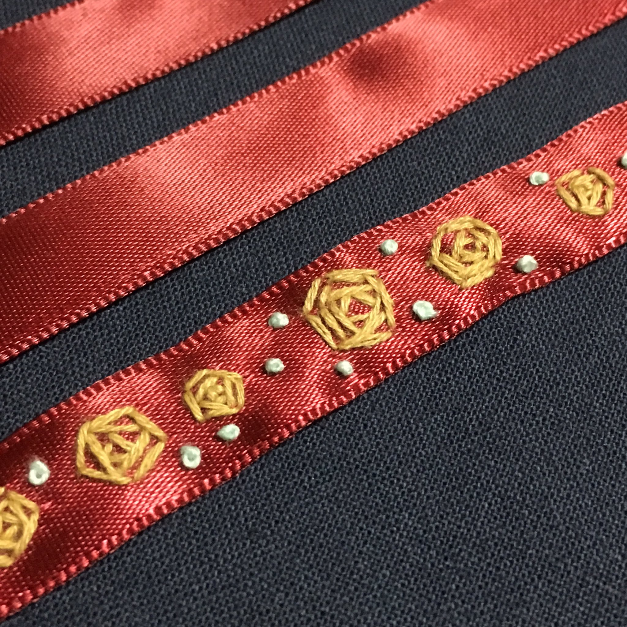 まさか けい 刺繍雑貨オクク 昨日の現実逃避 リボンに刺繍してた 笑 初挑戦ステッチを 笑 下から ランブラーローズ バラ ブレード うねうねした紫 サークルボタンホール 車輪みたい 黄 フライ Y字 緑の葉 ブレードとサークルボタンホールは