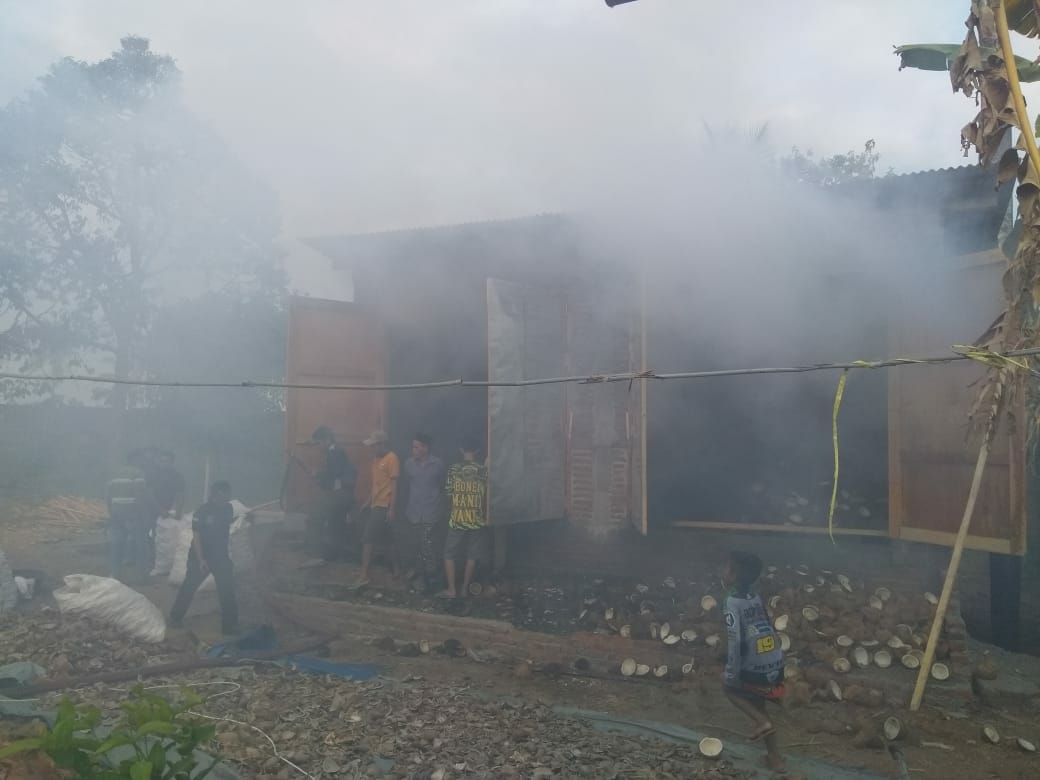 satuanpolppbwi's tweet photo. PMK melakukan Pemadaman kebakaran gudang kelapa di Perum Kalipuro Asri milik bpk
Firman alanirtanto, pada hari jumat 12 okt 2018 
Pukul 13.30 wib s.d. 16.20 https://t.co/LBzS3VTzwg