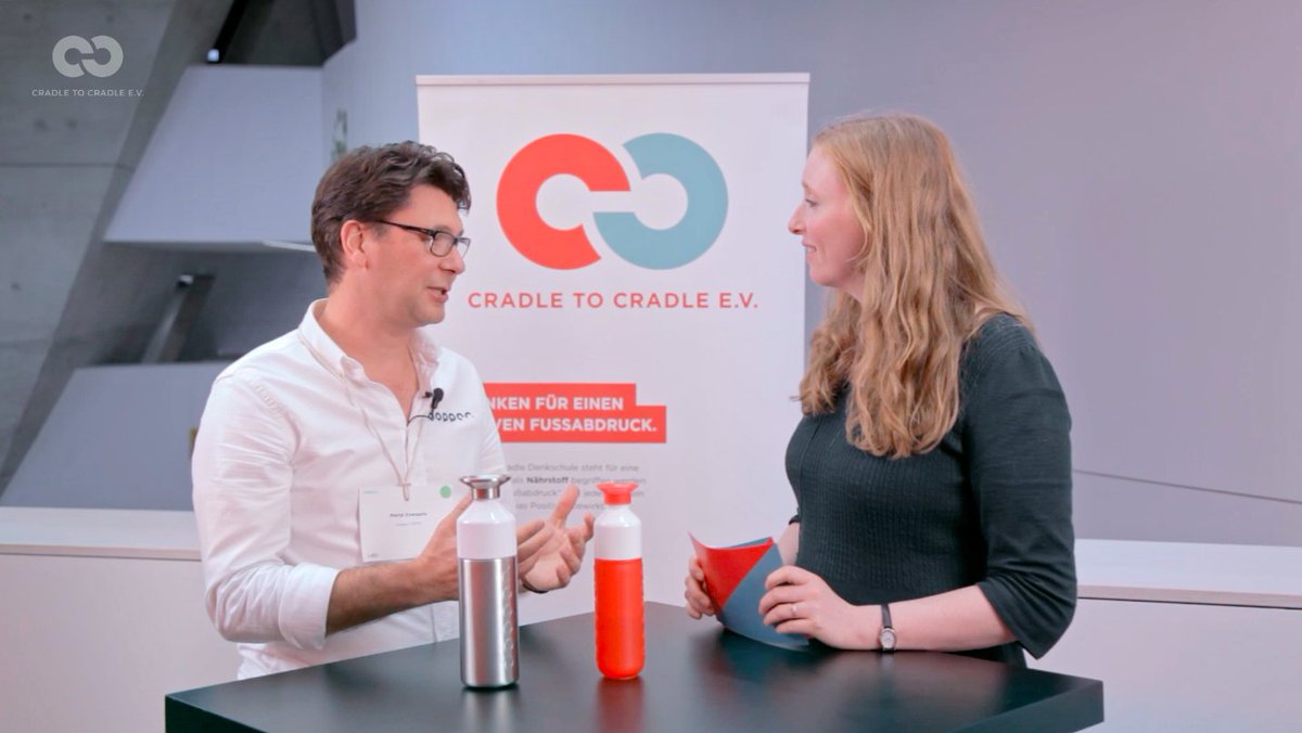 C2C_NGO's tweet photo. "I want to do a change from a bad habit to a good habit.", Merijn Everaarts (Gründer & CEO Dopper). Warum er @De_Dopper gründete und weshalb er die Trinkflaschen nach #cradletocradle gestaltet erklärt er @c2cnora im C2C Talk auf dem #C2CC17. Viel Spaß!🙂https://t.co/TnnFUg6SNJ https://t.co/chAe29qqIK