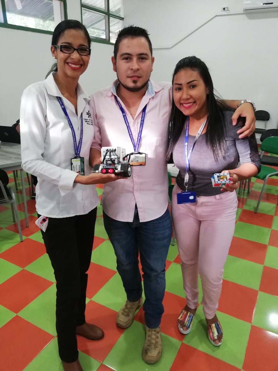 UNNCOL's tweet photo. Tercer día aprendiendo utilizar ésta excelente herramienta, LEGO, muchas gracias a nuestro @SenaCfma y ppr supuesto a Nuestra instructora por despertar esas ganas de aplicar esta tendencia en nuestra formación por proyectos @SBDIR_SENACFMA @CoordAcad_CFMA https://t.co/TmBMSWCcD4