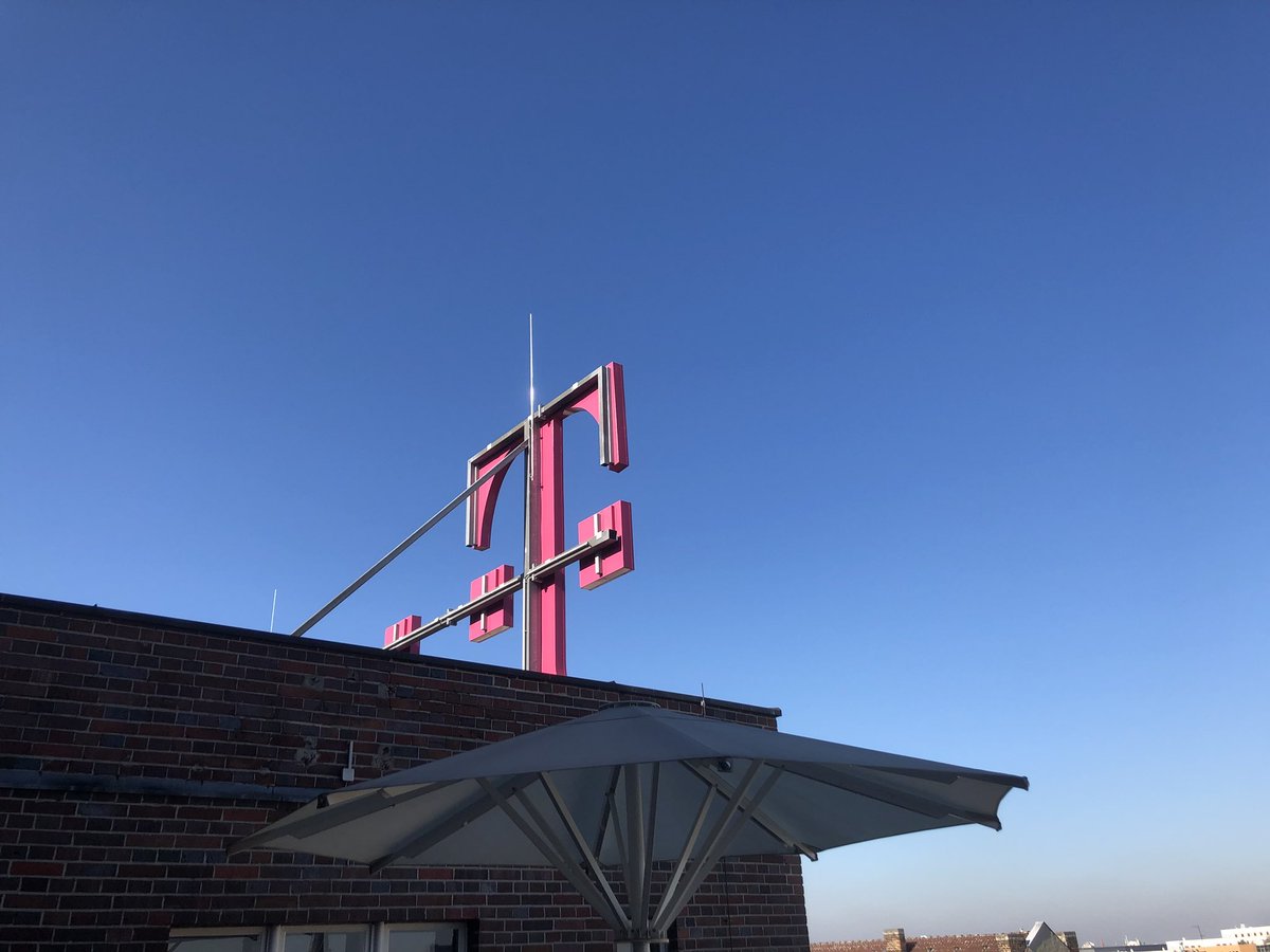 jungvornweg's tweet photo. Die andere Seite der @deutschetelekom - schockierend! 😱😁 #talent2018 #telekomwall #lovemagenta #werkstolz https://t.co/JAp9vzvyAU