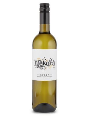 A white #wine from #Rueda in Spain that’s an ‘excellent match for seafood dishes or chicken, particularly those with a lemon theme’ 
| Diez Siglos #Verdejo Rueda | @marksandspencer  buff.ly/2yydWZk 
#EnjoyRueda @10siglosverdejo