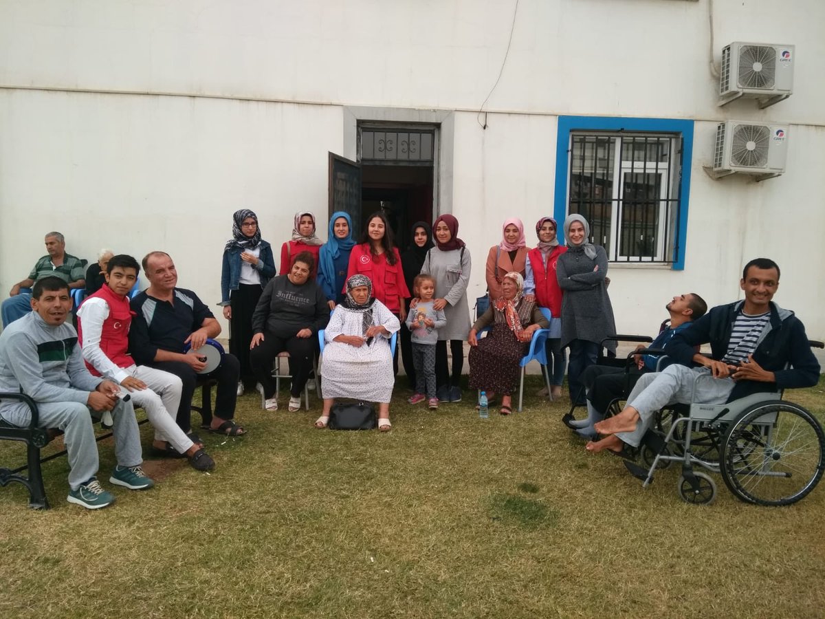 Sarıldık, şarkı söyledik, birlikte gülümsedik... 🤗😊 Velhasıl biz birbirimize çok iyi geldik.. Gönüllü gençlerimizle YaşamYolu rehabilitasyon merkezinde güzel  bir gün geçirdik. #GençlerinİyilikAğacı