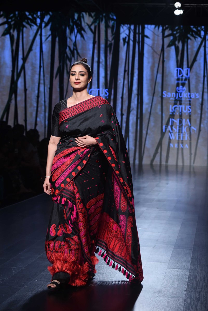 designkeesmedia's tweet photo. Indian silks #Designkees #Bornofweb #Delhi #SunjuktaDuttal #Tabu at #LMIFW SS19.
#IndieEye #ChivasStudioMusicCDs @tajpalacedelhi @ELLEINDIA #Delhi https://t.co/wyMNRIXyMQ