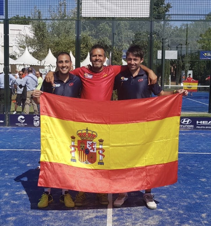 faponline's tweet photo. Éxito andaluz en el Campeonato del Mundo Veteranos por Parejas: Javier Limones junto con Willy Ruiz se proclaman Campeones del Mundo +35 y Fermin Novillo hace lo propio en categoría +45 ¡ENHORABUENA! #AndalucesDelUniverso @padelfip @faponline https://t.co/vZPsaFXMCb