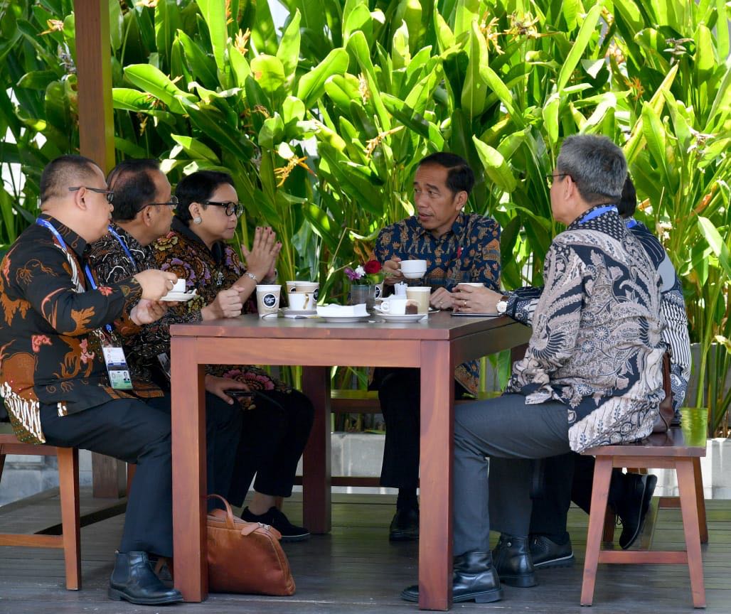 Rehat sejenak di sela pertemuan tahunan IMF-World Bank di Nusa Dua, tadi sore. Di luar arena, ada kedai yang menyajikan minuman kopi asli Indonesia.

Kedai ini juga menggalang dana bagi korban bencana di Palu dan sekitarnya, dari setiap cangkir kopi yang dihirup pengunjung.