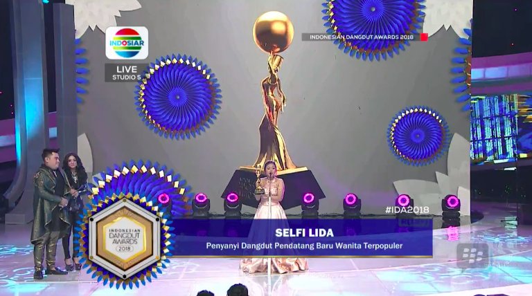 Selamat @LIDA_SELFI07 sebagai penyanyi dangdut pendatang baru wanita terpopuler #IDA2018! 
Mana suaranya selfittaaaa?????