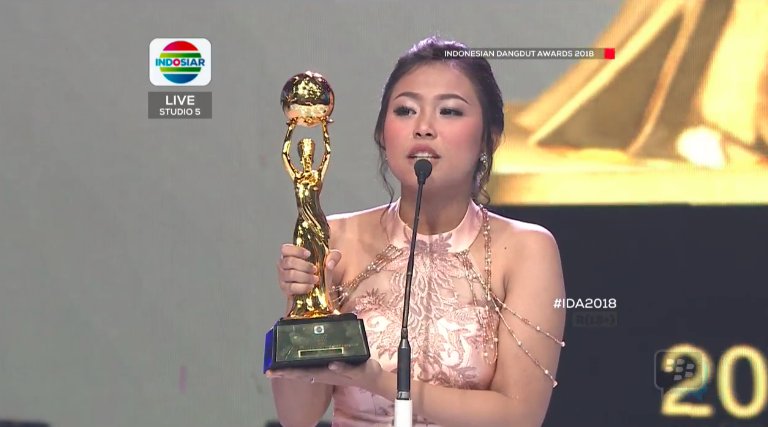 Indosiar's tweet photo. Selamat @LIDA_SELFI07 sebagai penyanyi dangdut pendatang baru wanita terpopuler #IDA2018! 
Mana suaranya selfittaaaa????? https://t.co/vcGOLbTNhA