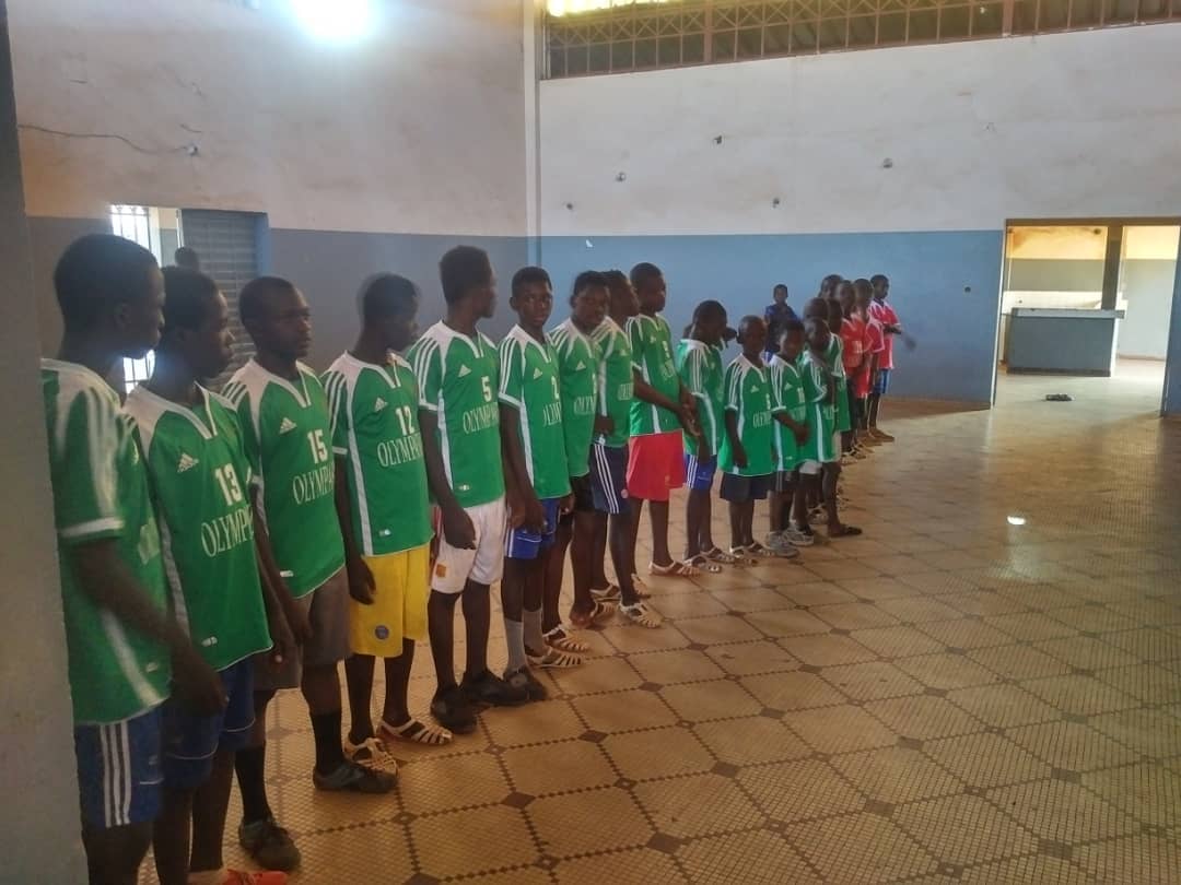 Remise de fournitures scolaies aux enfants du centre Olympafrica de Banankabougou (Mali)