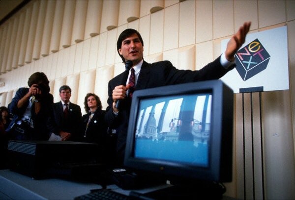 ManuGlez_bilbao's tweet image. Un día como hoy, hace 30 años, #SteveJobs lanzó al mercado el #NeXTComputer, su primer ordenador fuera de Apple. El comienzo de una era.