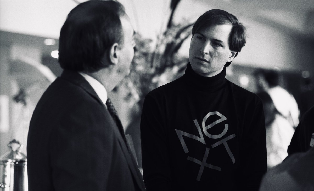 ManuGlez_bilbao's tweet image. Un día como hoy, hace 30 años, #SteveJobs lanzó al mercado el #NeXTComputer, su primer ordenador fuera de Apple. El comienzo de una era.