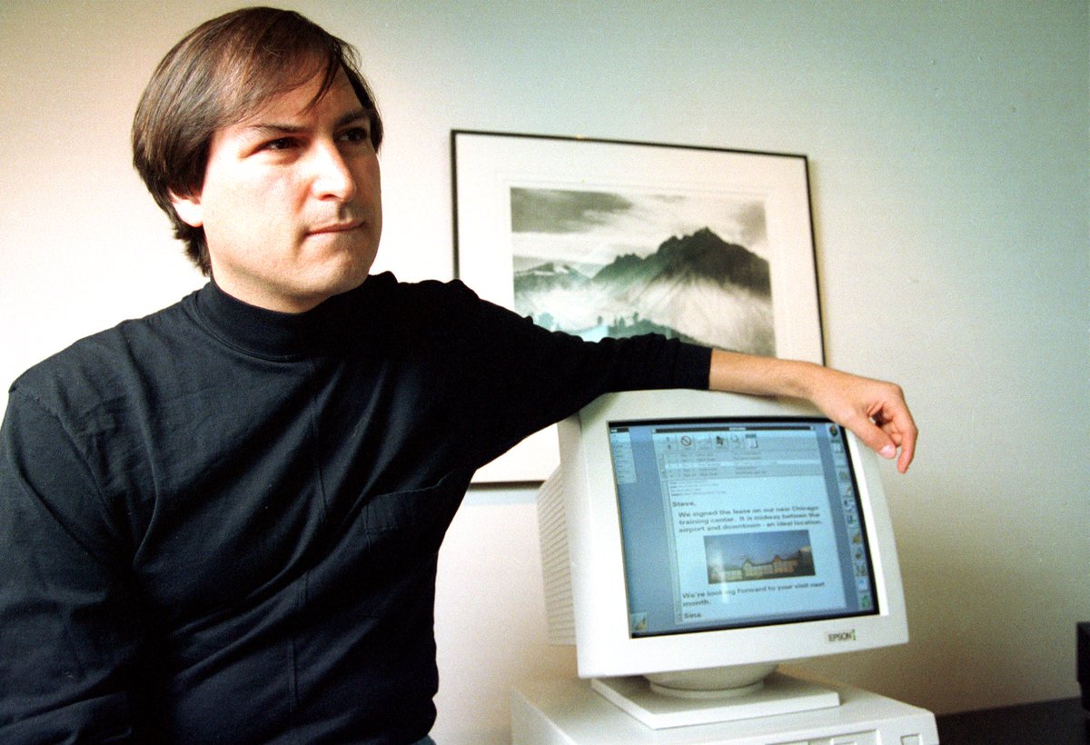 ManuGlez_bilbao's tweet image. Un día como hoy, hace 30 años, #SteveJobs lanzó al mercado el #NeXTComputer, su primer ordenador fuera de Apple. El comienzo de una era.