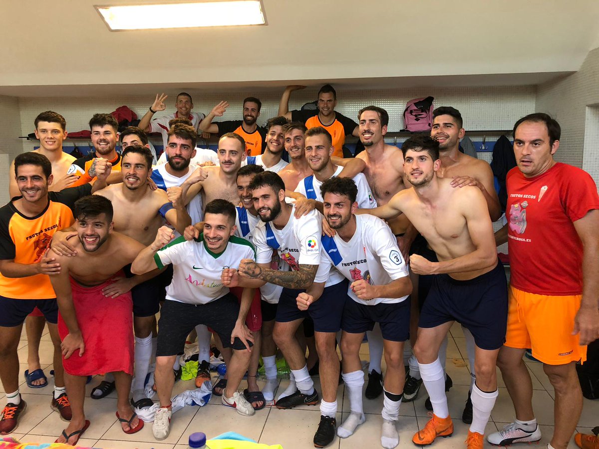 GuadixCF's tweet photo. 📸 ¡Otra victoria más! Seguimos sumando, EQUIPO.

#VamosGdxCF 
#JuntosSomosGuadix 
🔴⚪⚪🔴⚽️ https://t.co/YOEKxeVVIX