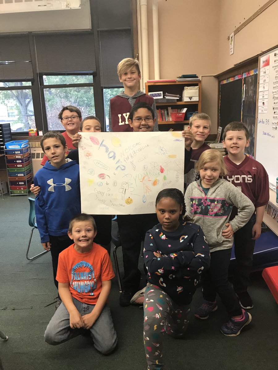 Lyons3rdGrade's tweet photo. Third graders are welcoming the fall sports teams! https://t.co/qukrG1hHWk