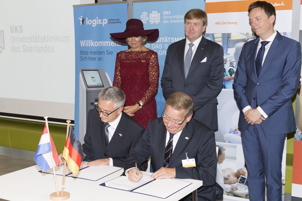 Handelsmissies met ministers (RVO) in Duitsland: MoU ondertekening Remco van Duuren van LogisP met Universitätsklinikum des Saarlandes in aanwezigheid van Koning en Koningin #nlgermany #NLGermany <a href="/NLhandelsmissie/">NLhandelsmissie</a> <a href="/RVO_Int_Ond/">RVO Internationaal</a> <a href="/LogisP/">LogisP</a> @TFHealthCare @NBSOStuttgart