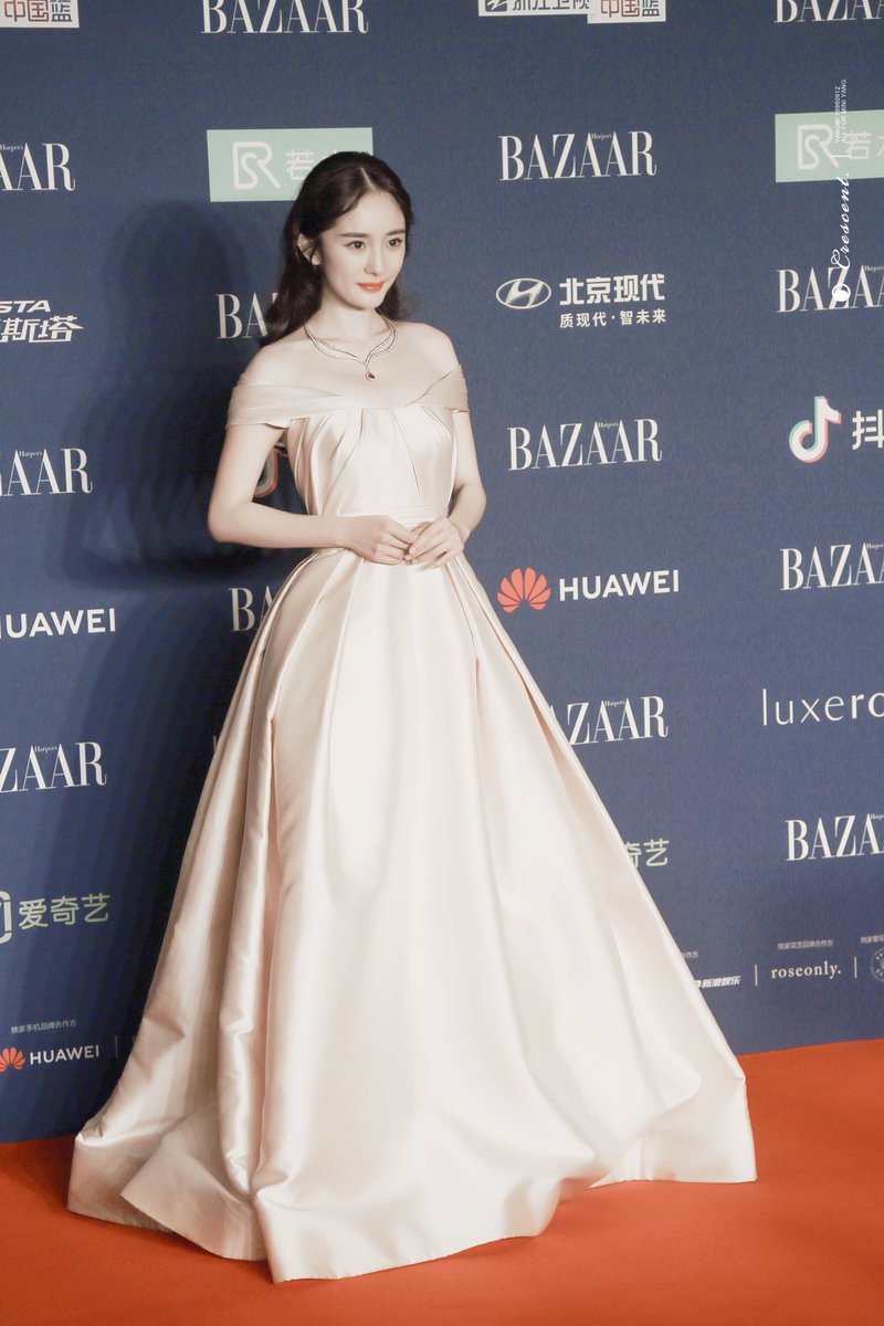 CrescentMi_912's tweet photo. 181012 BAZAAR明星慈善夜

       👸-#杨幂 #yangmi https://t.co/aA71OidKG1