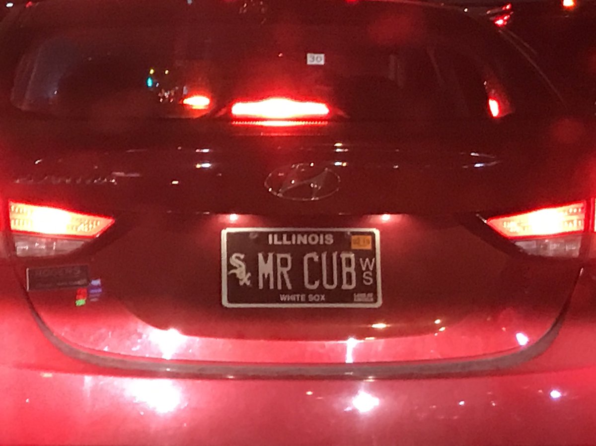 lawonthedraw's tweet image. Yo @cubs @whitesox who’s man is this? #MixedMessage