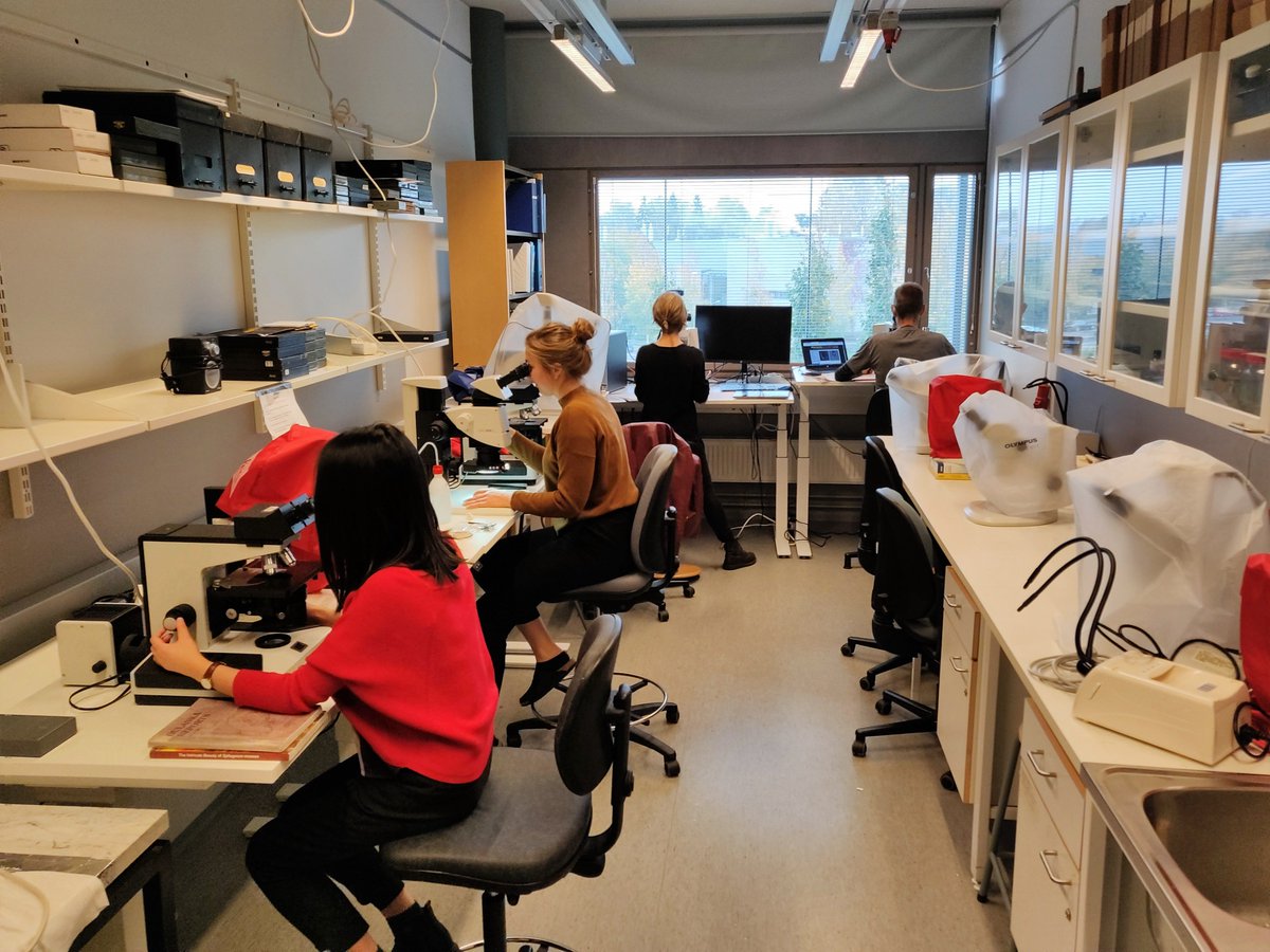 ecruscience's tweet photo. Thrilled! We have a new #microscoping facility featuring state-of-the art stereo- and light microscopes, topped with a wide range of literature and reference collections. Micro- and macrofossils, here we come! #palaeoecology #ecruscience https://t.co/1DZ6Lfxc8e