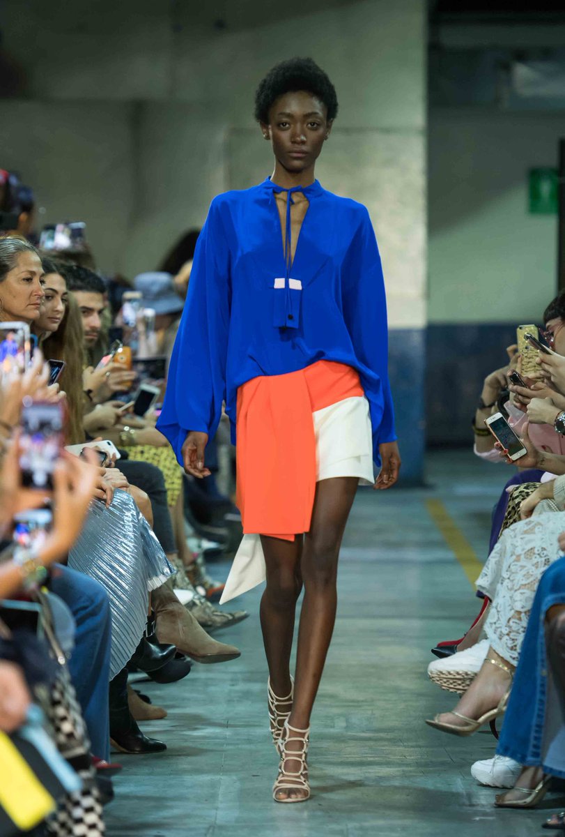 LeMaisonco's tweet photo. #MBFWMx | Con grafías, una paleta de color diversa y las clásicas siluetas que caracterizan al diseñador, @krisgoyri presentó su propuesta en @fashionweekmx. https://t.co/2D8RzJjZgD