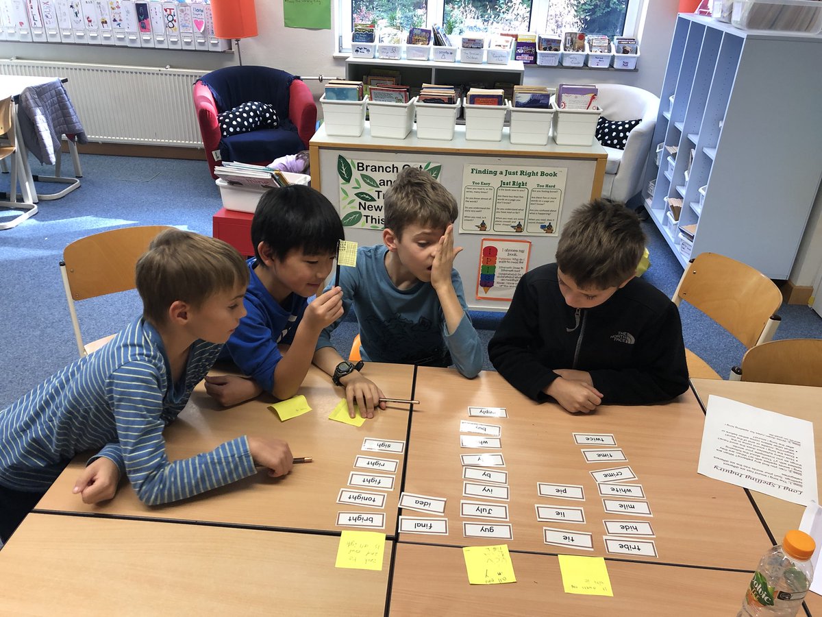 Ms_Hodel3HM's tweet image. Allowing students to develop their own understanding of why the same sounds in words are spelled in different ways. #soundstudy #inquiry #makingmeaning #developingunderstanding @FIS_School