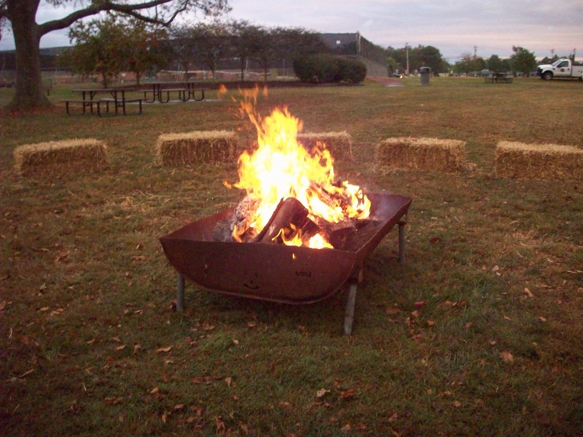 MiamiTwpPARKREC's tweet photo. Pumpkins, hay rides and bonfires. We have all the ingredients for an awesome family event.  Come celebrate the arrival of fall with us at our annual Harvest Festival &amp; Bonfire . #freefallfun https://t.co/tuATBuQXP3