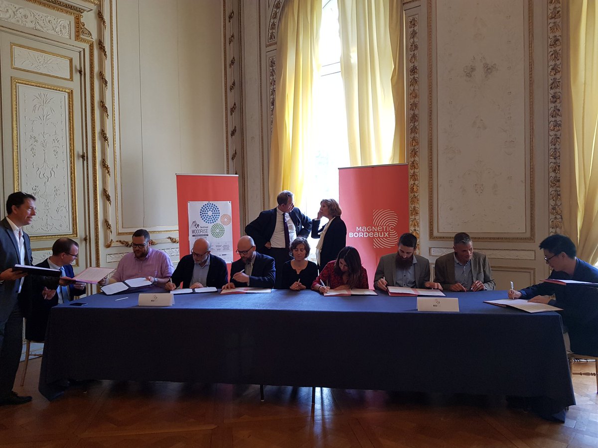 #FestivalWoodrise Signature ce midi de la Woodrise Alliance. Une dynamique internationale engagée avec 13 pays représentés par leur centre de recherche dont Canada Suisse Suede Chine Allemagne Slovenia Finlande France Espagne en collaboration avec DHUP, GABC, innovawood netwoork