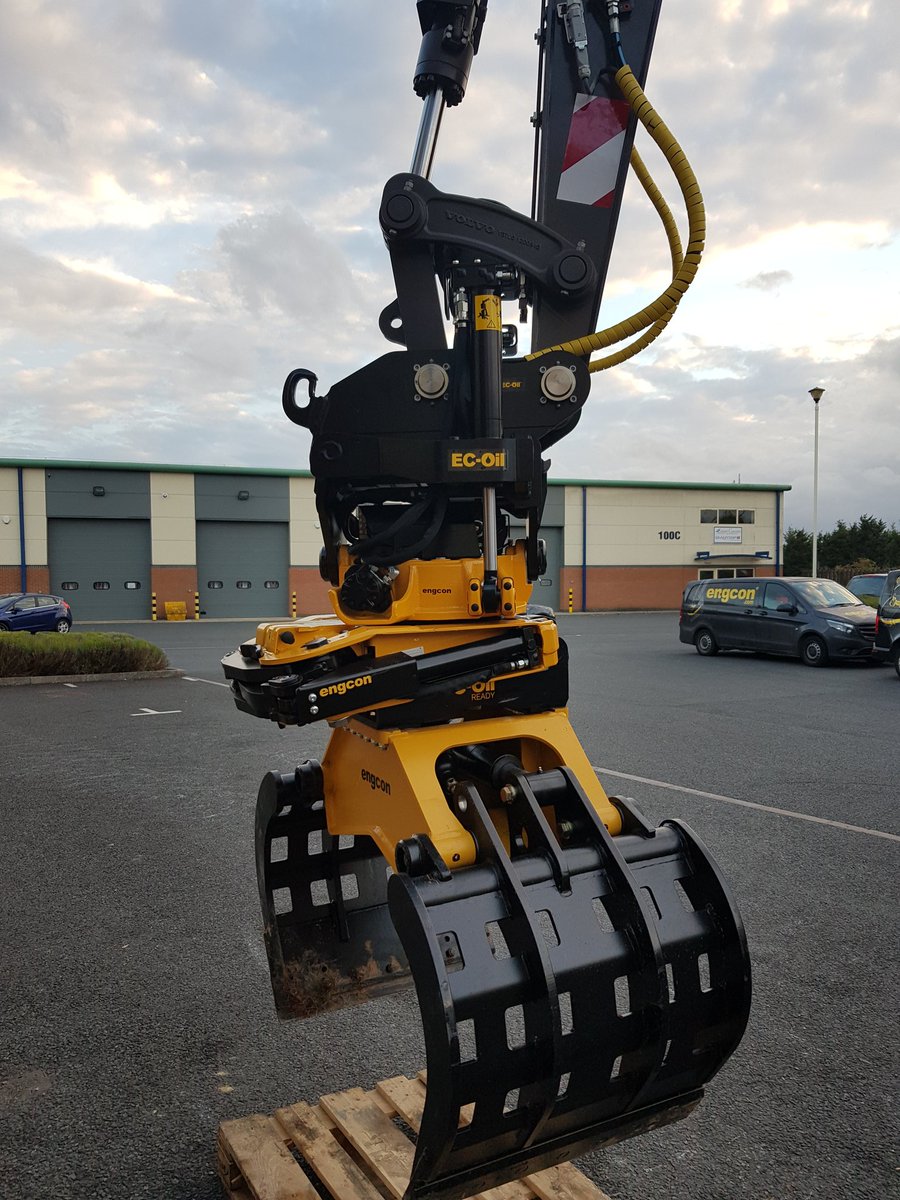 Recent @SMT_GB Volvo ECR88E with Engcon EC209 we installed at our workshop in Tewkesbury. Comes with DC2 controls, EC-Oil, quick release gripper, SK10 grab and full set of engcon buckets. Going full Swedish 🇸🇪 #Engcon #EC209 #Volvo #ECR88E #SwedishPower