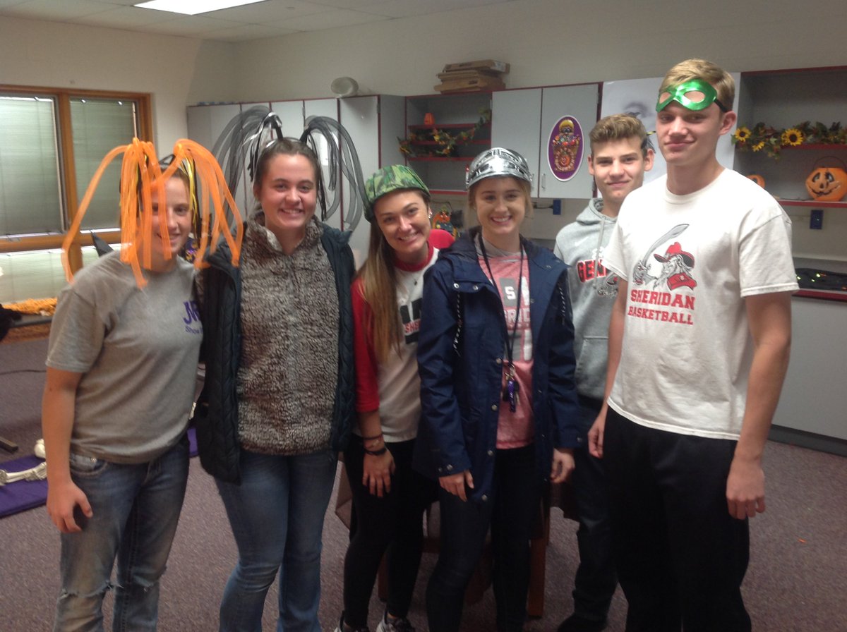 shslib's tweet photo. Amazingly smart and fast group! Great teamwork and problem solving going on here. #SHSEscapeRoom https://t.co/rSvbhZyvQr