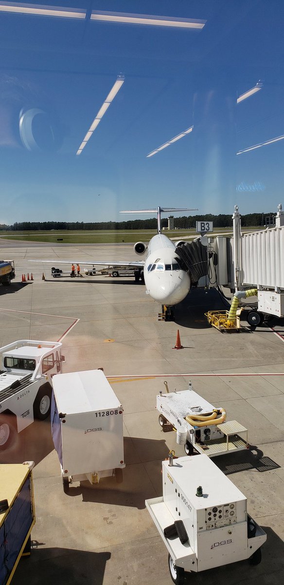 MV_Pat's tweet photo. @scnspra and @NCSPRA, had an amazing time repping @marketvolt for an amazing group of #schoolpr pros. Look forward to seeing everyone in New Bern in 2019. But I'm headed home. #ridethePRwave https://t.co/b6sSsRARwj