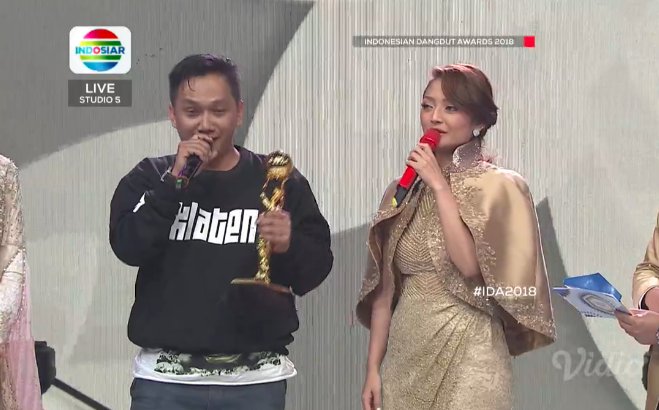 Indosiar's tweet photo. Terima kasih untuk seluruh penggemar dan penikmat Lagi Syantik sebagai Lagu Dangdut Terpopuler #IDA2018 https://t.co/KqOGIyP3Dl