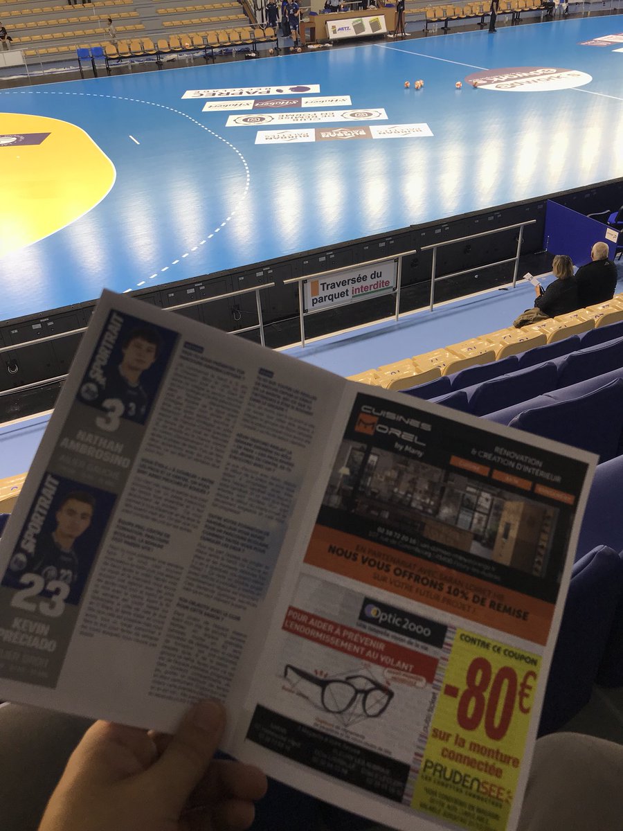 LesSeptors's tweet photo. #SARMAS :
En avant-match c’est l’occasion de lire le #SarHand et de découvrir @Preciiiiado &amp; Nathan Ambrosino 

#TousSaranais ⚪️🔵💪 https://t.co/tlGYA340ae