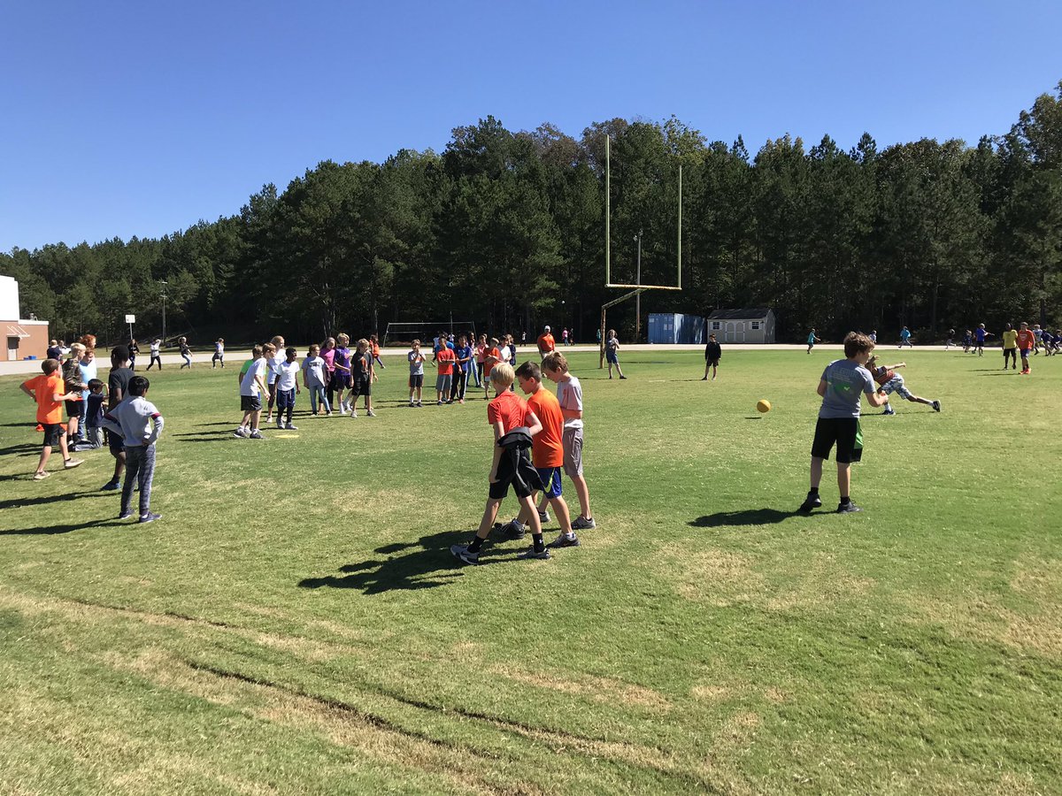 PreisigJessica's tweet photo. It’s a #beautifulday☀️ for kickball, friends, and getting some sunshine! #6thgraderecess #lovemyjob💜#teamRCE🐾 https://t.co/gHK69voyRe