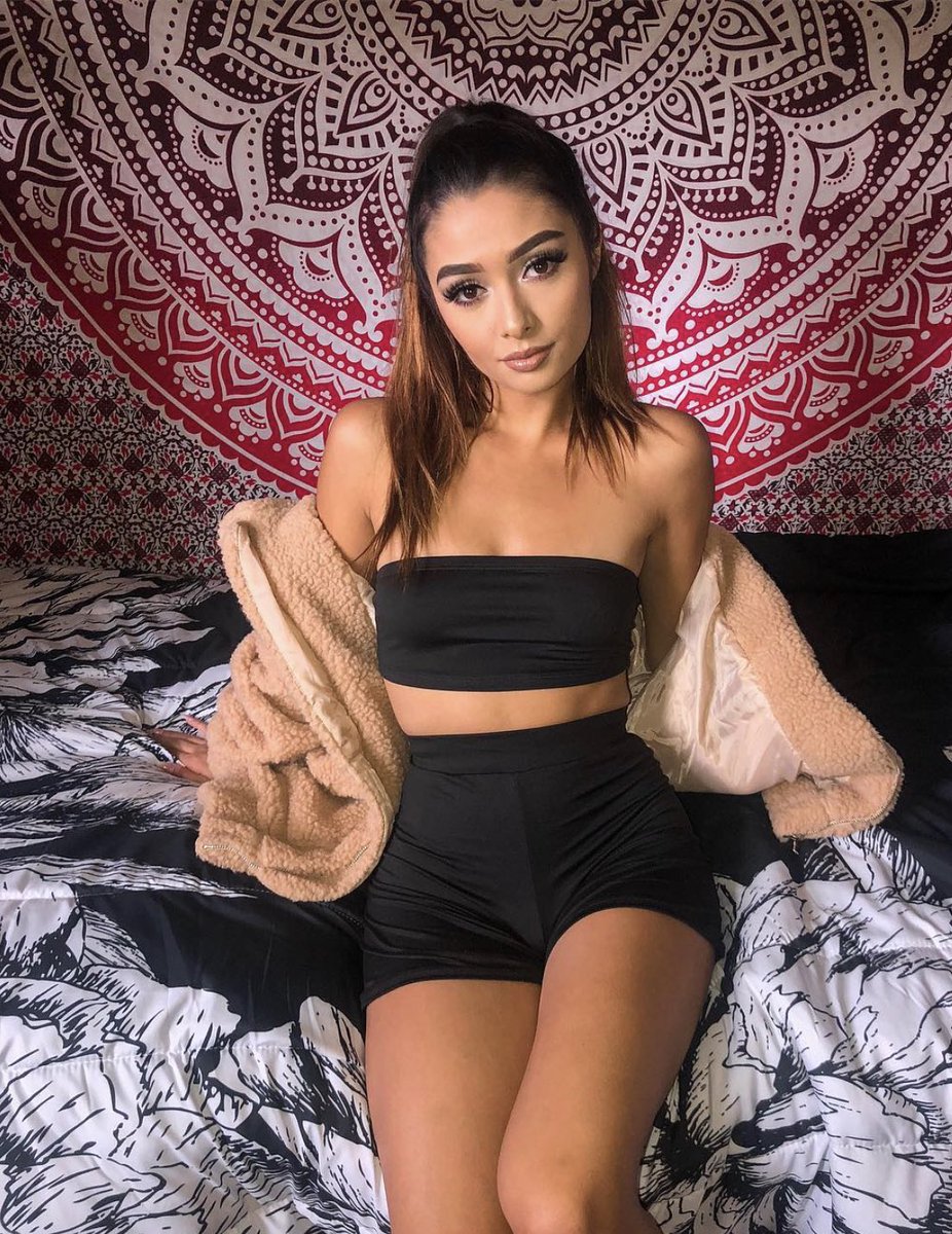 honeybum's tweet photo. it’s fridaaayyy hello honeys good bye work😌 #honeysaroundtheworld #honeybum https://t.co/cSFsZXxEy1