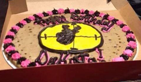 GinaSWilliams's tweet photo. @mrsfields what are your thoughts on this cake? The owner at #mrsfields in #shreveport #louisiana feels the lines are straight and the head looks like a deer. She thought I complained only for a handout. I complained as the cake looked awful and was expensive! https://t.co/YhycIXNrmk