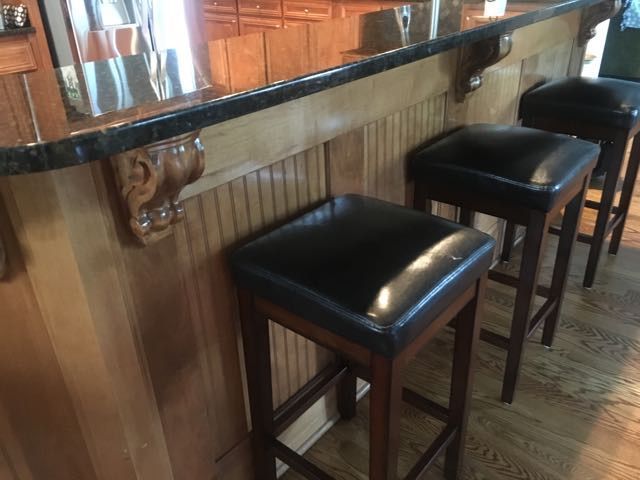 CCFFcompany's tweet image. Nothing beats a refinished and redesigned bar space. This bar space has been transformed into an island. How would you recreate and beautify your bar space? Express your vision in the comments below!
#CCFF #Barspace #FeedbackFriday #Refinish #KitchenProject #Beautify