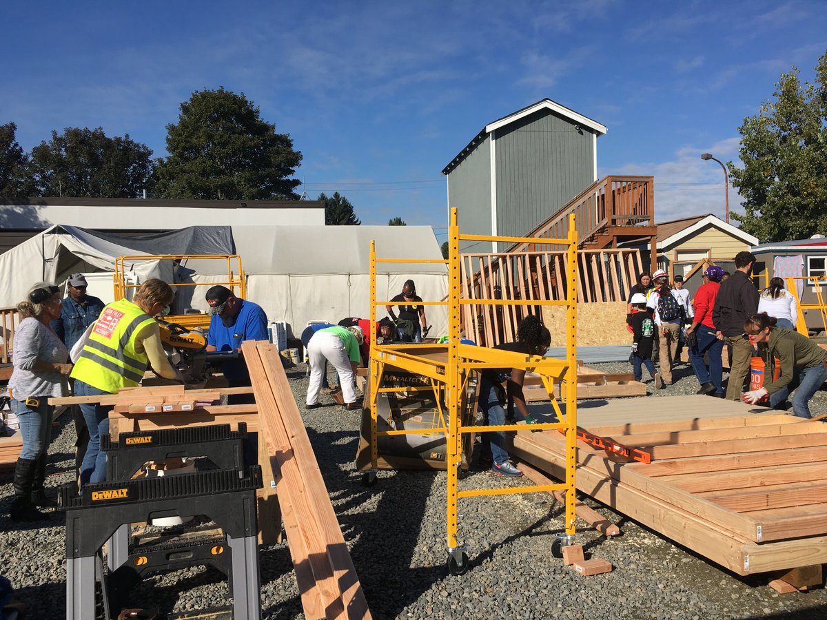 ANEWapprentice's tweet image. Women get it done! Our community service volunteer team of local and national tradeswomen (attending Women Build Nations this weekend) is building homes at Nickelsville today with @LIHIhousing. Thanks sisters! #WBN2018