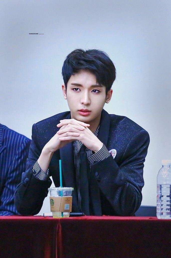 PENTAGONBrasil's tweet photo. [#2YearsWithYuto] Acho que vocês já sabem, mas Yuto gosta muuuuuito de roupas pretas 🖤 https://t.co/oazumutwy6