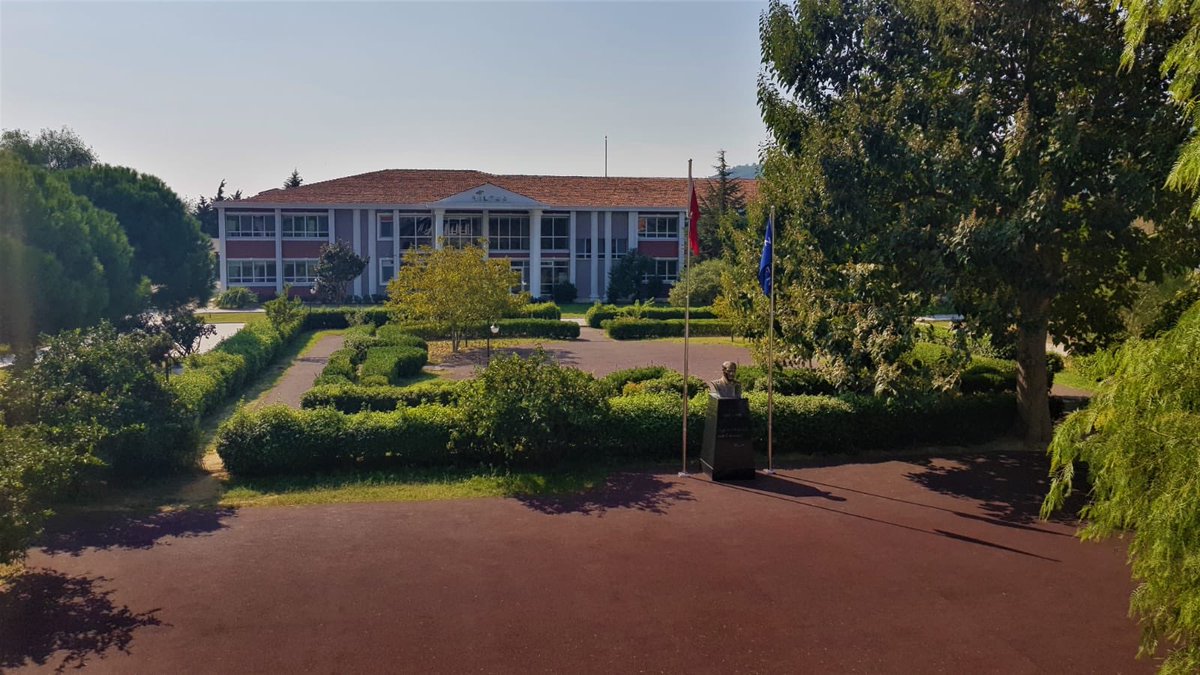 FatihBilfen's tweet photo. Bilfen Okullarının İzmirde hizmete açtığı 2. Kampüs olan Bilfen Güzelbahçe Kampüsünü ziyaretiyle bizleri şereflendiren İzmir Milli Eğitim Müdürü Sn Ömer Yahşi ye ilgi ve alakalarından dolayı teşekkür ederim. @yahsiomer https://t.co/erG31n1kVi