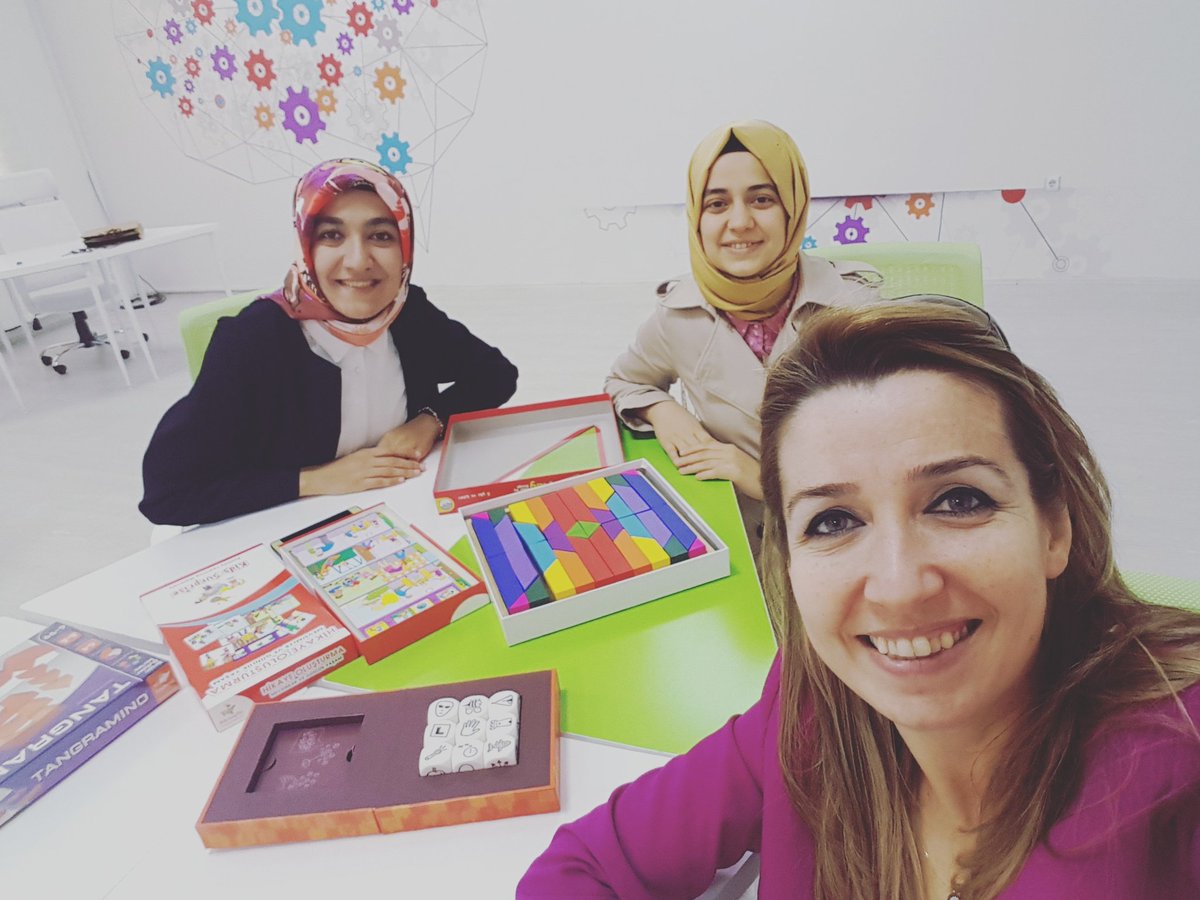 turkoglubengu's tweet photo. Erken Çocukluk Döneminde Kognitif Oyun Temelli Öğrenme isimli yüksek lisans dersimiz...Tek gayemiz okul öncesi eğitimde oyun savunucularının sayısını arttırmak...Oyunlarla eğlenelim, eğlenerek öğrenelim ve öğretelim diye... #kognitifoyunlar #selçuklukognitifoyunlarlaboratuvarı https://t.co/pPv46ac00w