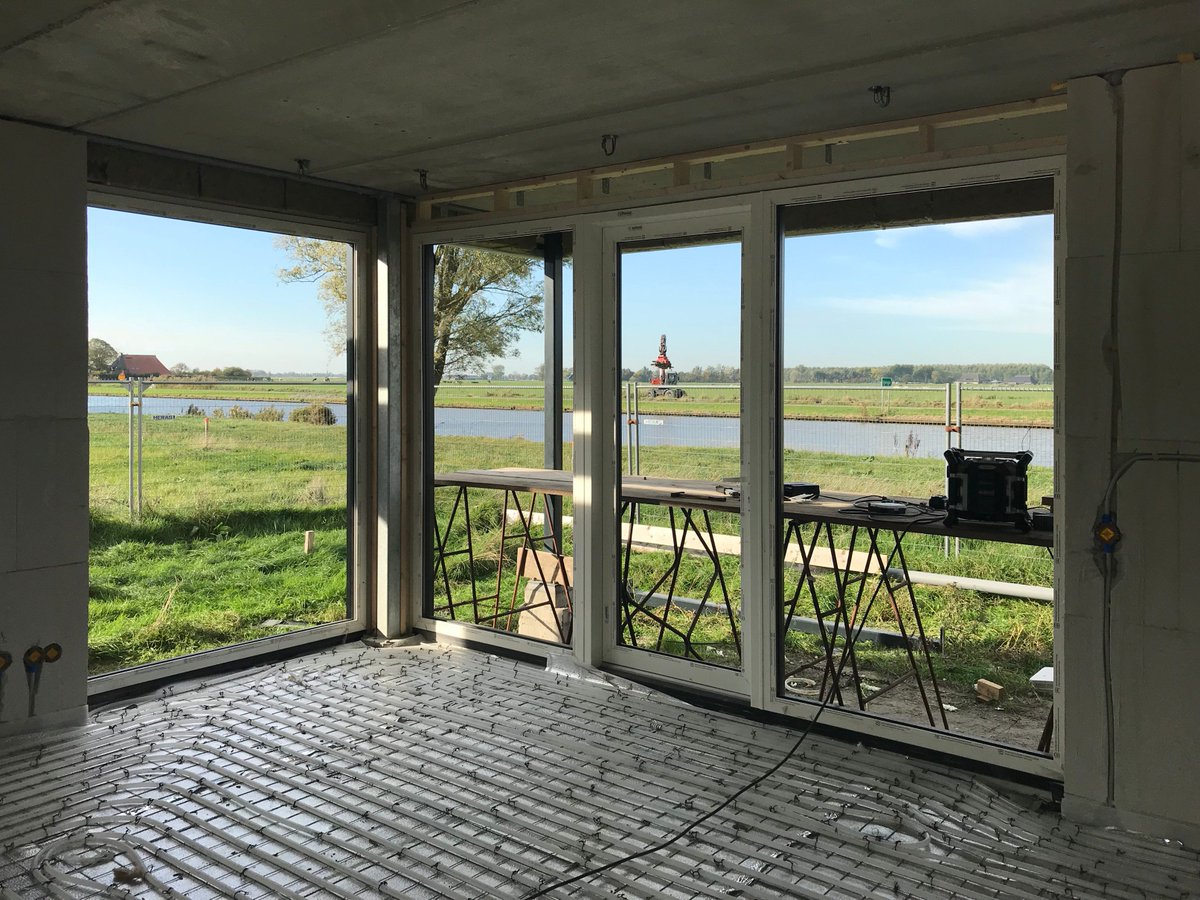 De 2-onder-1-kap woningen in Deinum aan het van Harinxmakanaal zijn uit de steigers. De expressieve baksteen-architectuur is goed te zien. De woningen hebben grote puien die het mooie uitzicht prachtig benutten.