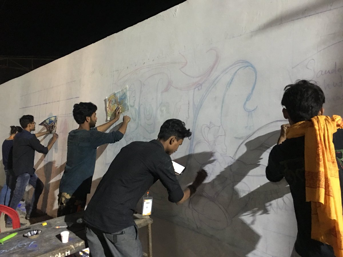 shantanug_'s tweet photo. Initial sketching started on hundreds of walls of Ayodhya. Unbelievable sight ! #AyodhyaArtFest https://t.co/sm51vSnKrN