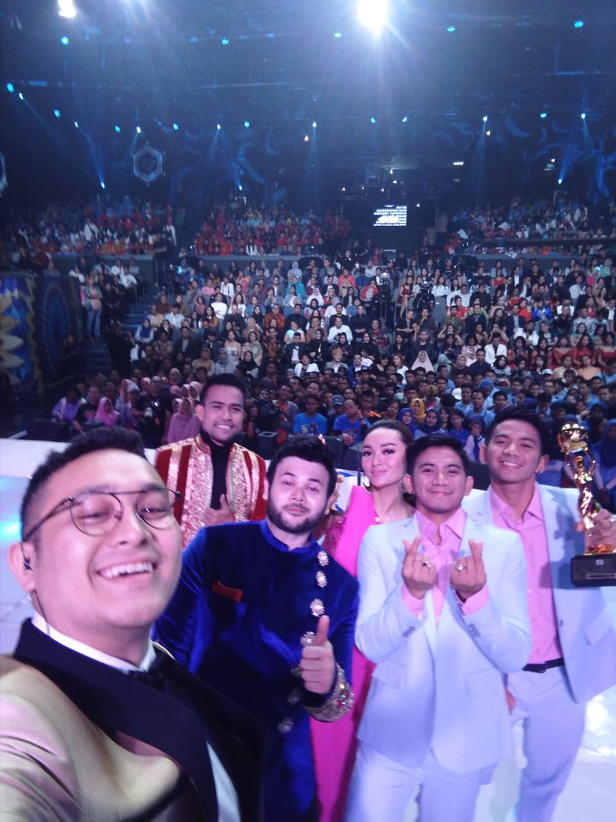 Udah ucapin selamat buat <a href="/DA2_Rizki/">Rizki 2{R} Real</a> <a href="/DA2_Ridho/">Ridho 2{R}</a> belum??? Seru banget ya selfie bareng dari atas panggung #IDA2018!

Ada yang nonton langsung dari studio?