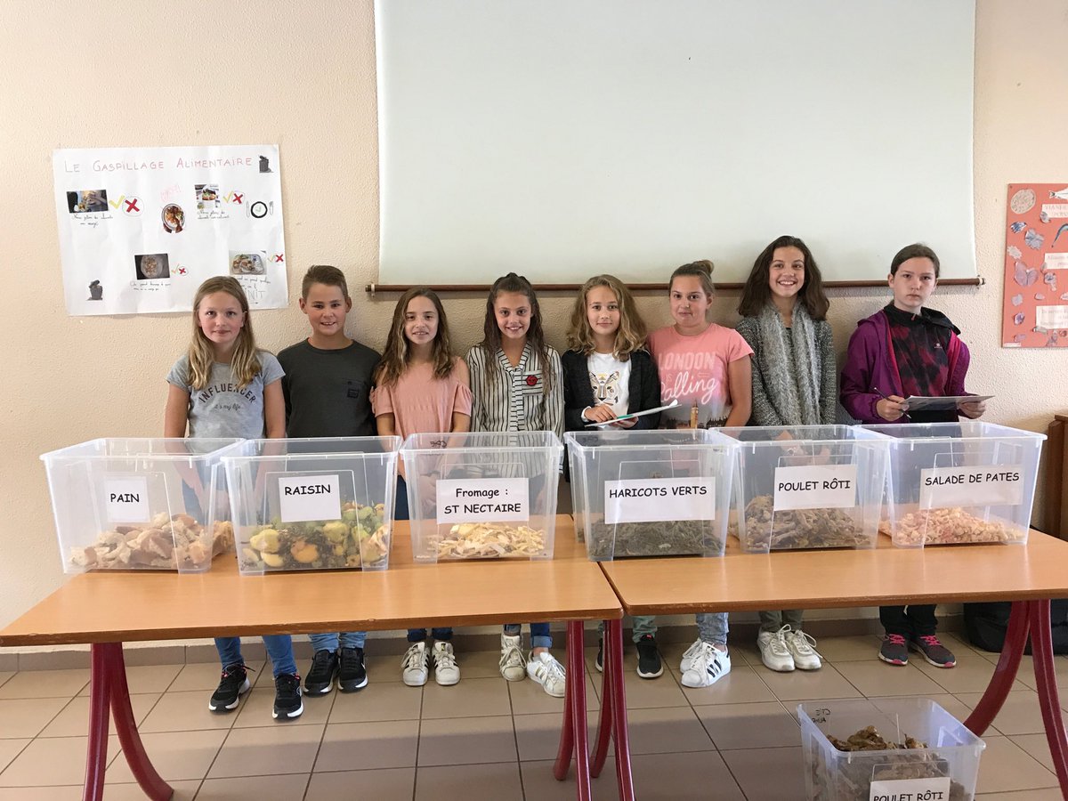 CollegeEloy's tweet photo. La belle équipe des éco-délégués du collège pour la première pesée des restes alimentaires dans le cadre de la lutte contre le gaspillage alimentaire en partenariat avec le conseil départemental du Puy-de-Dôme.
Un projet autour de l’alimentation et du développement durable. https://t.co/93VmVT9vD2