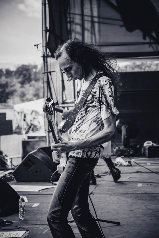 BandaPesame's tweet photo. Hoy es el cumpleaños de El Flaco " La pared " Daniel Tita, nuestro querido y gran bajista, le deseamos lo mejor y que sea con mucho Rock &amp; Roll! https://t.co/YunU8ecp7Z