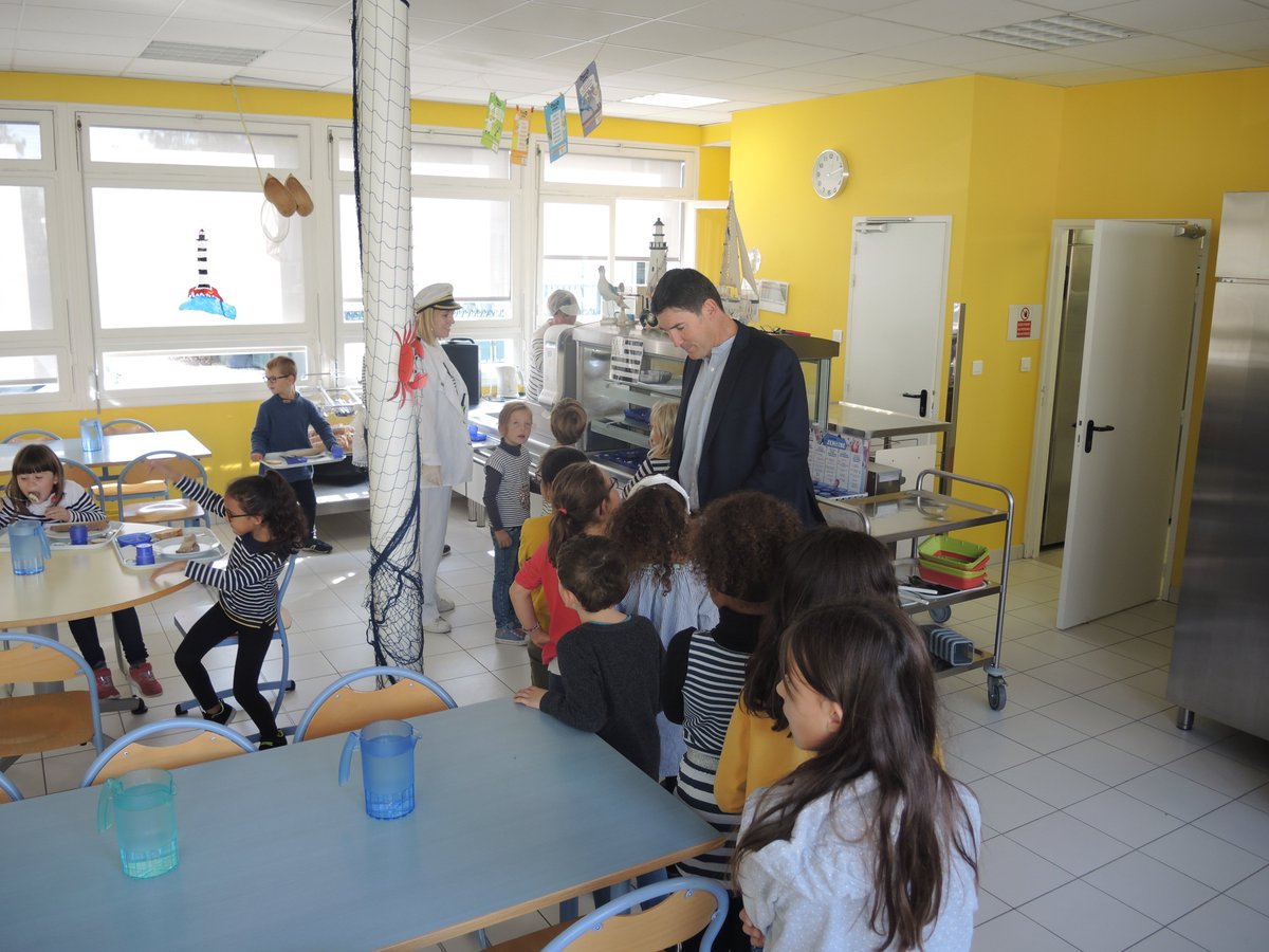 villepontsdece's tweet photo. Semaine du goût #LesPontsdeCe : le maire @JPPavillon à la rencontre des élèves  de l’école Raoul-Corbin à Sorges dans le cadre d'une animation Bretonne organisée par l' #EPARC #AngersAgglo https://t.co/SthGjlkS3R