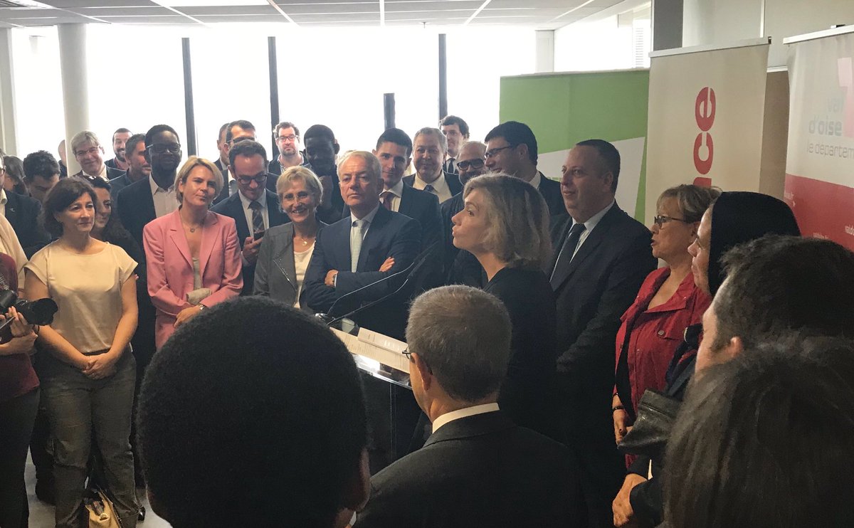 sve83's tweet photo. Inauguration avec @vpecresse des nouveaux locaux de @E2C95 à #Cergy grâce au travail acharné de @b_chkroun et @JcPoulet et au soutien notamment de @iledefrance. Les écoles de la 2ème chance sont la démonstration tous les jours du « quand on veut on peut »👍🏻🇫🇷 https://t.co/2mYdce2GFd