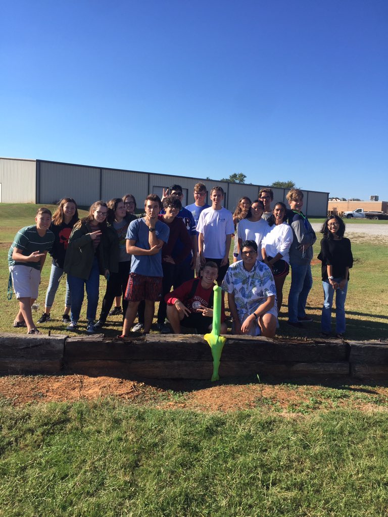 hly500's tweet photo. MSHS Science Club elephant toothpaste experiment! #MSHSScienceClub #takechances @MSCSTrojans @mshstrojans https://t.co/oie0pR8I9P