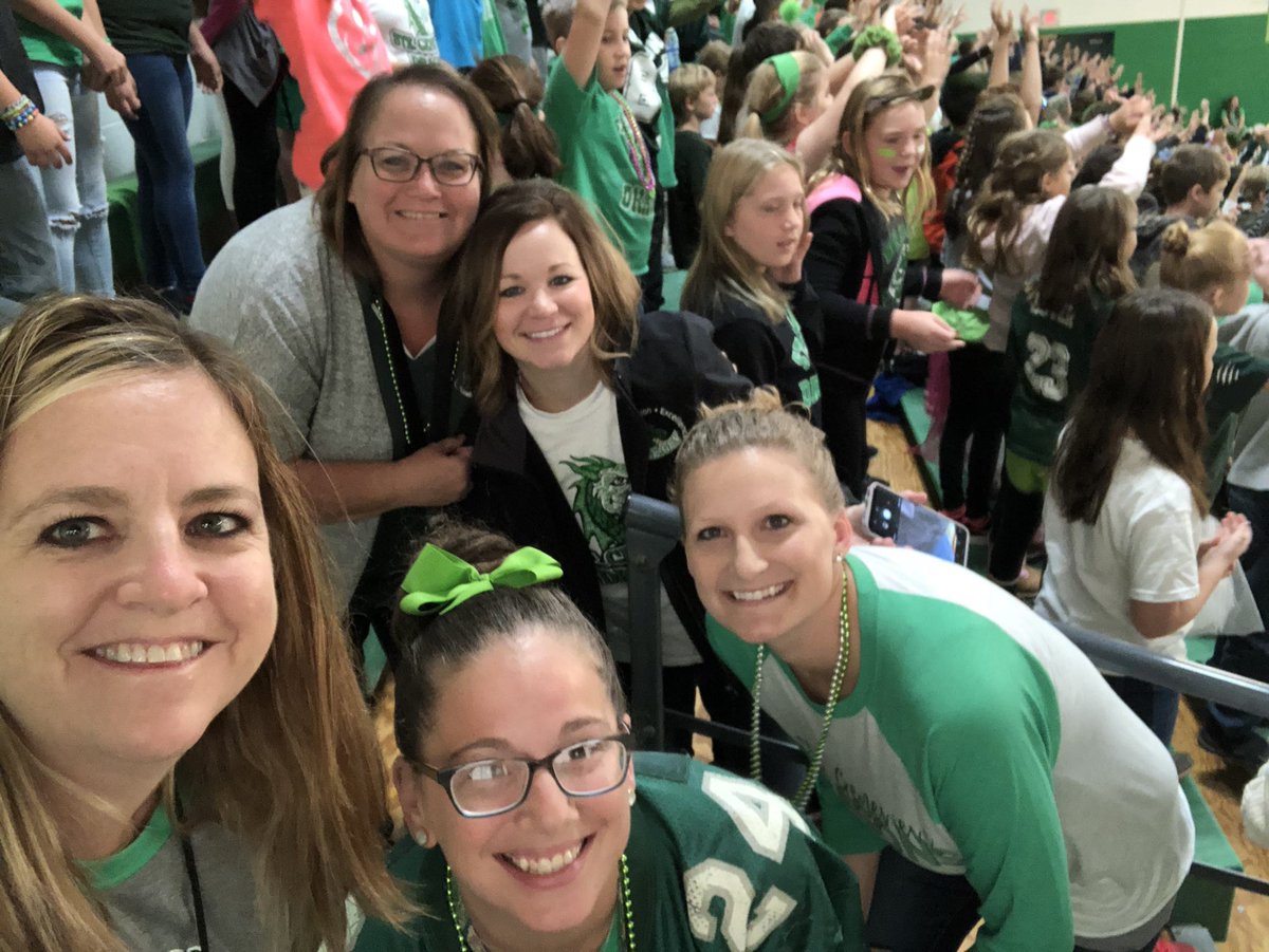 nikki_r_jenkins's tweet photo. Homecoming pep rally💚 It’s a great day to be a Dragon🏈🐉💚 #BeADragonSGEL  #homecoming https://t.co/e2wjSP7hLa