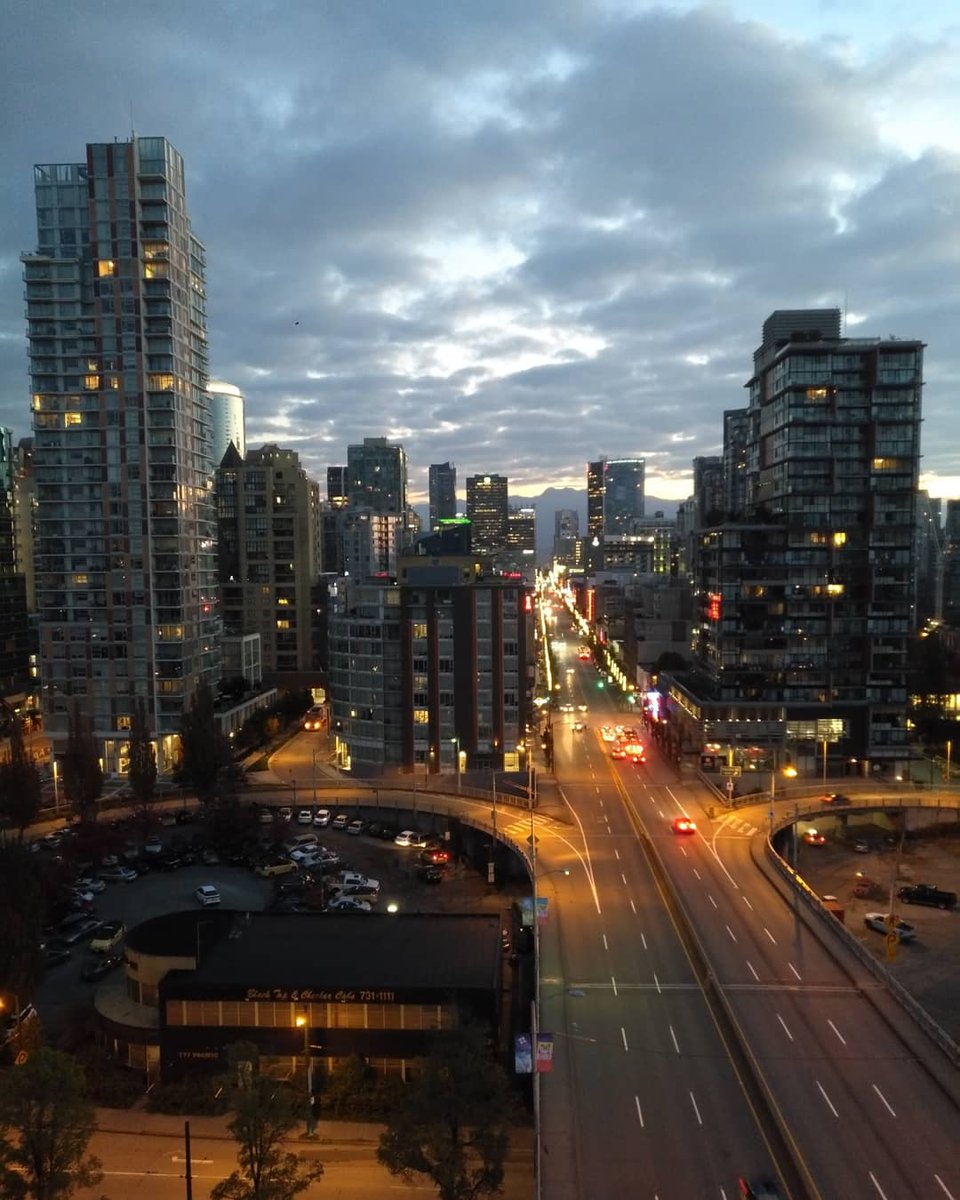 lornejones7's tweet photo. FriYAY,
Vancouver House 
#operators #cranes #building 
#vancity #weekendsalmosthere https://t.co/YN3M3qLtb4