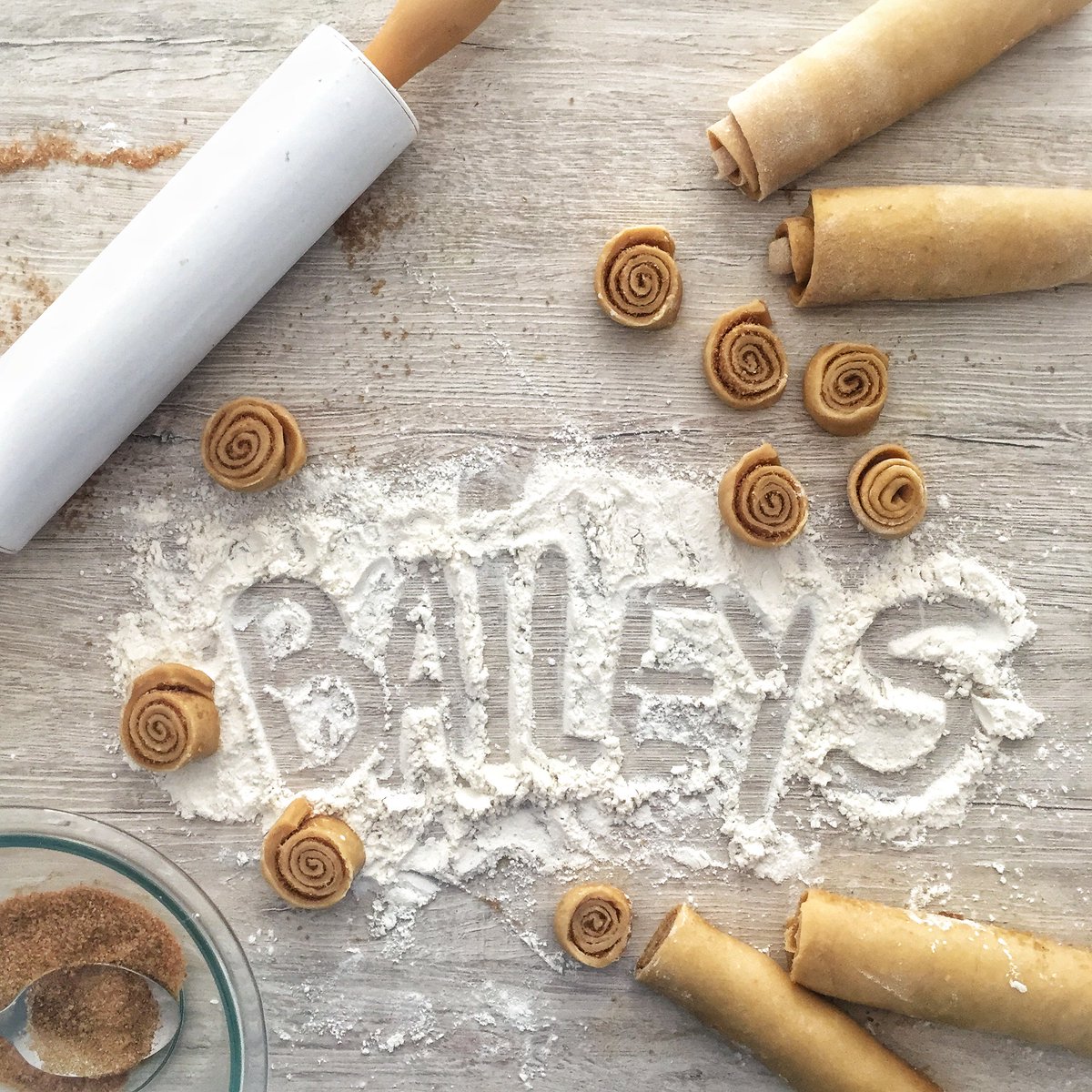 Catalba's tweet photo. ¿Quién quiere aprender postres con @BaileysColombia? este viernes 19 de oct. haré una clase presencial en Bogotá. Participa por un cupo subiendo una foto en instagram con una botella de Baileys con el ht #quiereaprenderpostresconbaileys y me taggeas. #baileyspartner https://t.co/pM9Mx83MiI